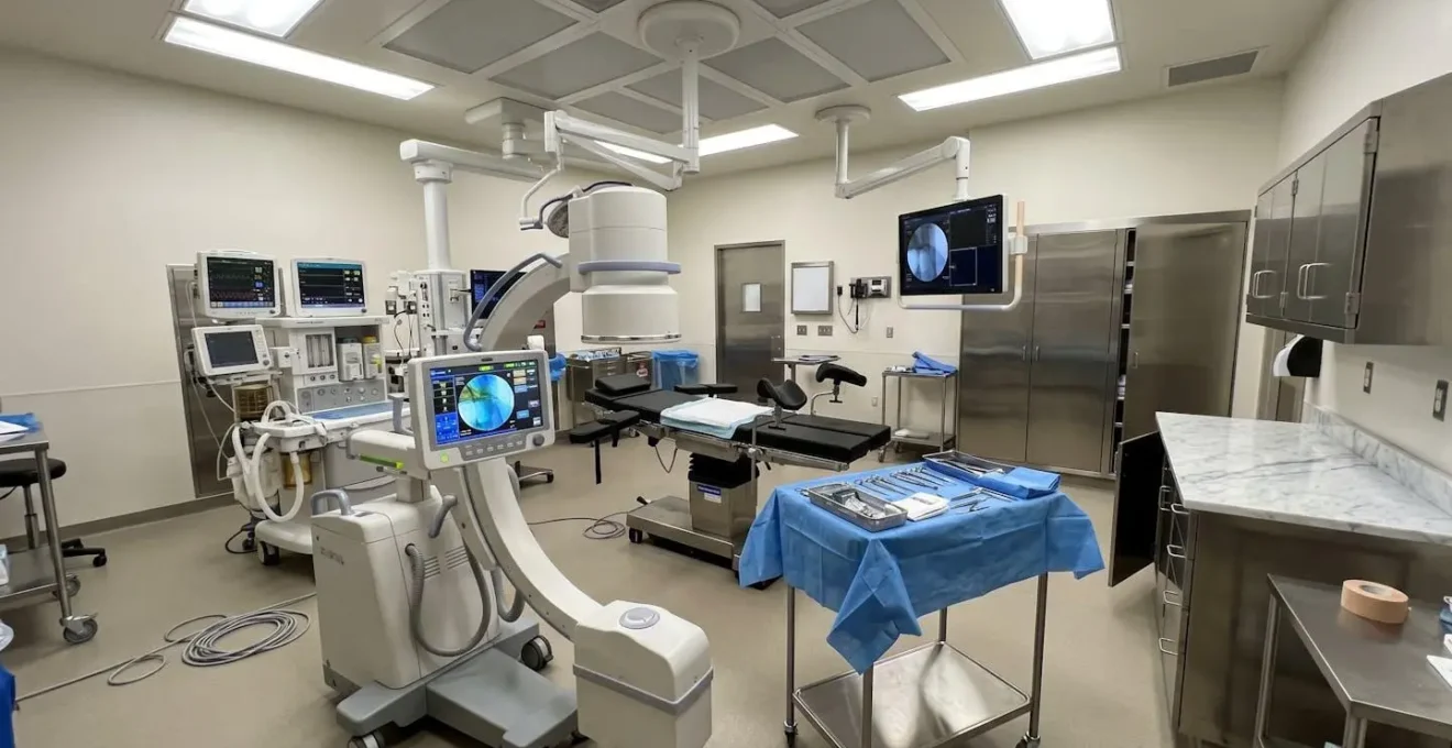 Salle d'opération contemporaine de chirurgie ambulatoire avec équipement mini-invasif et amplificateur de brillance au premier plan, espace lumineux et épuré